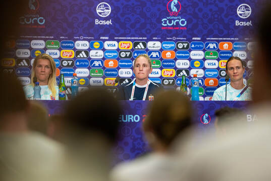 Ada Hegerberg, head coach Gemma Grainger and Caroline