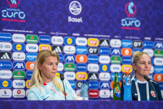 Ada Hegerberg and head coach Gemma Grainger of the
