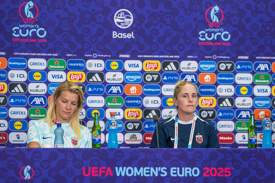 Ada Hegerberg and head coach Gemma Grainger of the