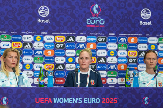Ada Hegerberg, head coach Gemma Grainger and Caroline