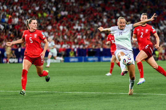 Noelle Maritz of Switzerland and Frida Maanum of Norway