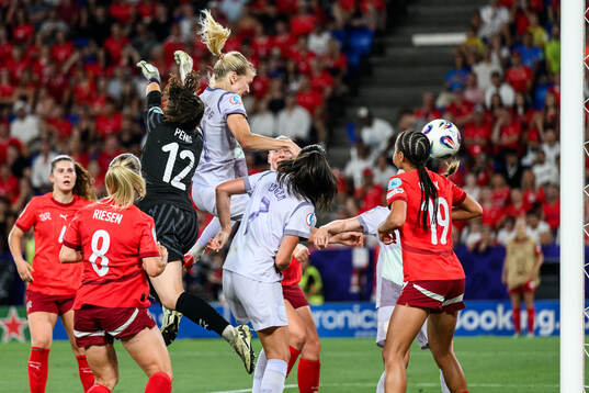 Ada Hegerberg of Norway scores 1-1
