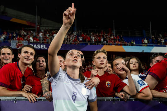 Vilde Bøe Risa of Norway celebrates with friends and family