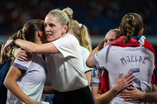 Head coach Gemma Grainger of Norway celebrates with players