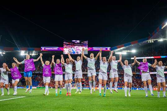 Players of Norway celebrate