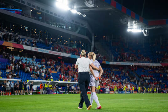 Head coach Gemma Grainger and Ada Hegerberg of Norway