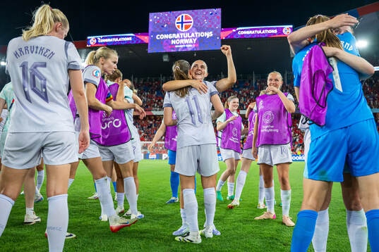 Vilde Bøe Risa and players of Norway celebrate
