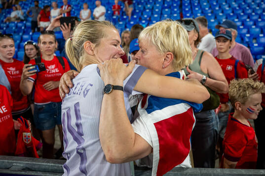 Ada Hegerberg of Norway celebrates with her mum Gerd Stolsmo