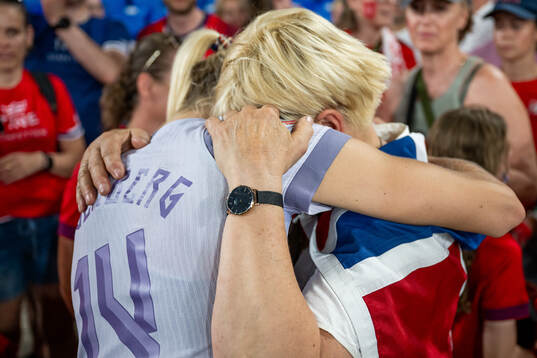 Ada Hegerberg of Norway celebrates with her mum Gerd Stolsmo