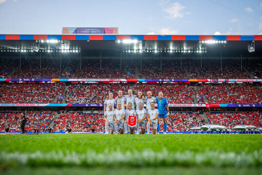 The starting eleven of Norway pose for a team photo