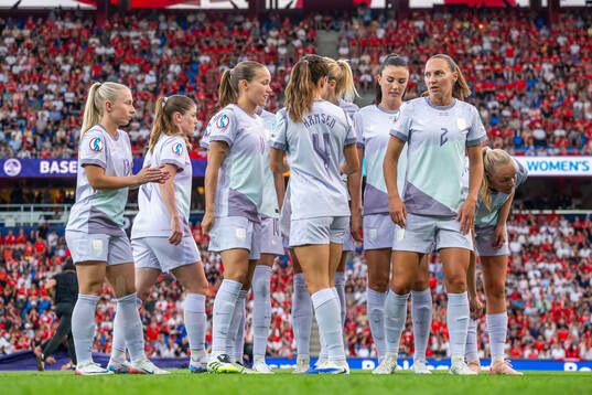 Marit Bratberg Lund and players of Norway
