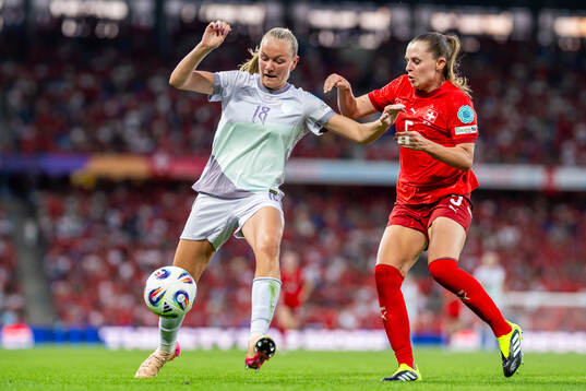 Frida Maanum of Norway and Noelle Maritz of Switzerland