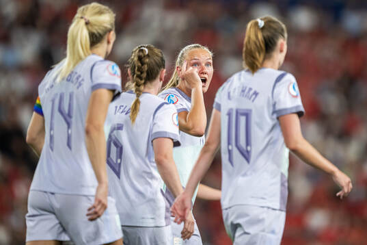 Frida Maanum and players of Norway celebrate