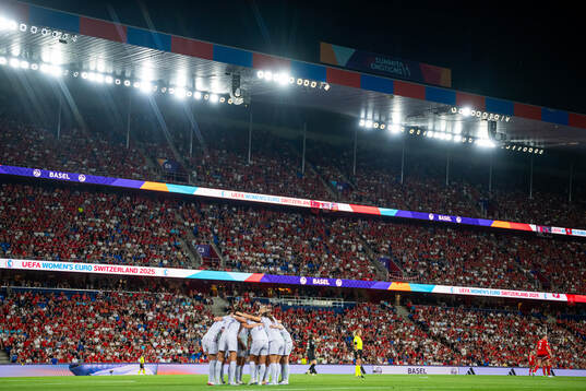 Ingrid Syrstad Engen and players of Norway celebrate