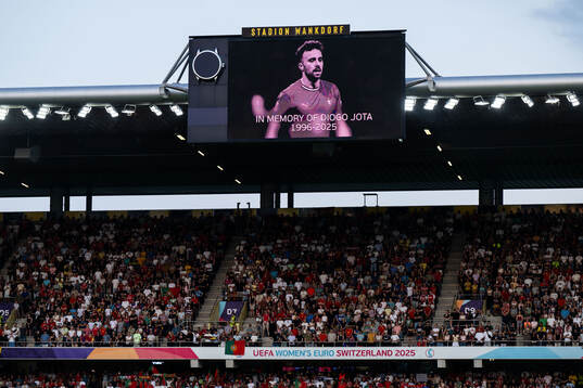 A minute of silence in memory of Diogo Jota