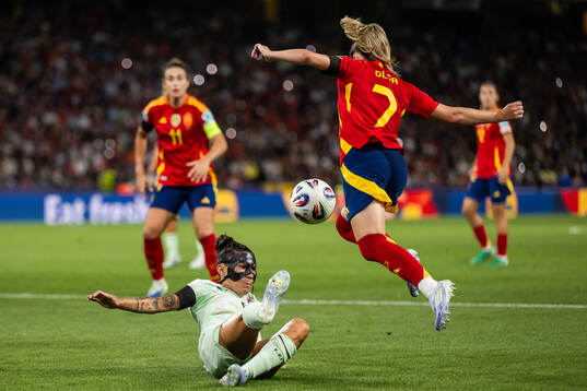 Ana Borges of Portugal and Olga Carmona of Spain