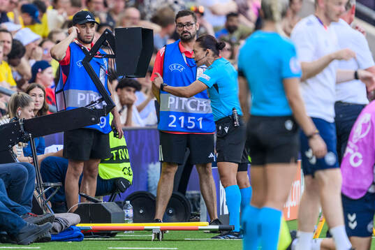 Referee Edina Alves