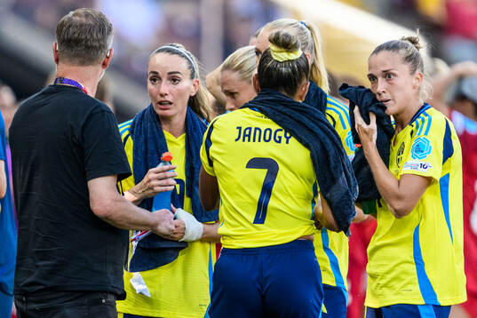 Head coach Peter Gerhardsson, Kosovare Asllani and Filippa
