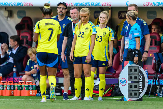 Head coach Peter Gerhardsson, Smilla Holmberg and Rebecka