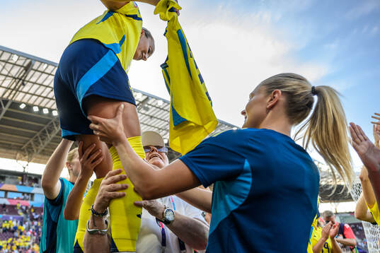 Kosovare Asllani and head of delegation Marika Domanski