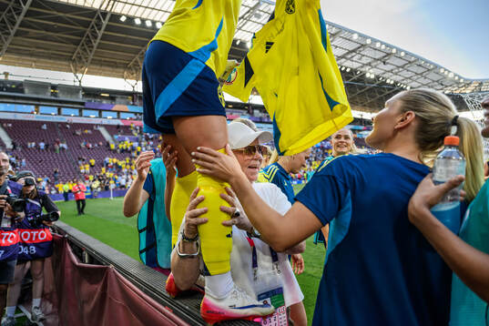 Kosovare Asllani and head of delegation Marika Domanski