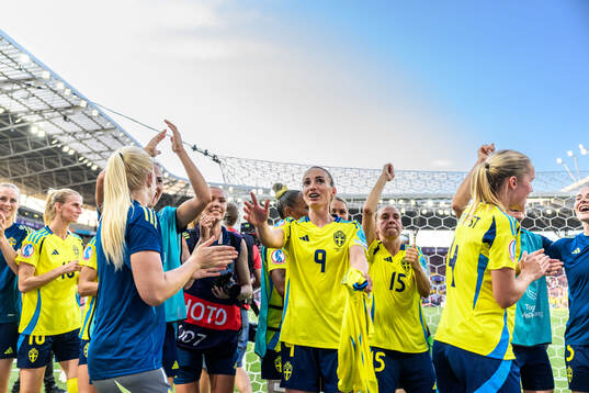Kosovare Asllani of Sweden celebrates with teammates