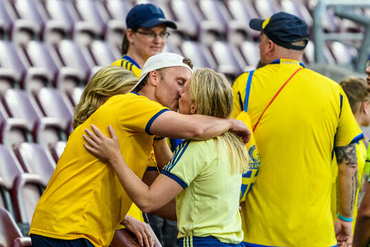 Stina Blackstenius of Sweden kisses her boyfriend