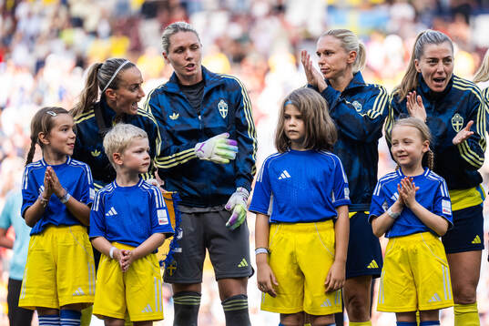 Kosovare Asllani, goalkeeper Jennifer Falk, Jonna