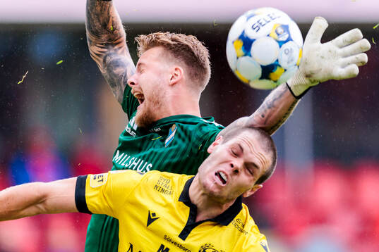 Östers målvakt Robin Wallinder och Mjällbys Jacob