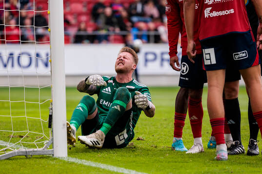 Östers målvakt Robin Wallinder har ont