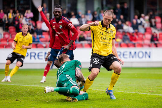 Östers målvakt Robin Wallinder och Mjällbys Jacob