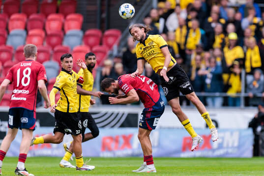 Östers Alibek Aliev och Mjällbys Tom Pettersson