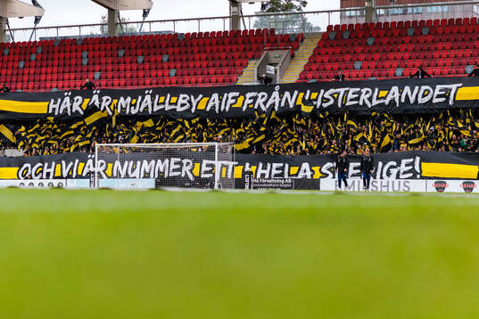 Mjällbys supportrar med läktartifo