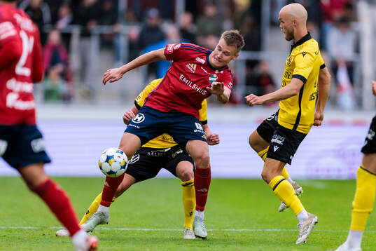 Östers Matias Tamminen och Mjällbys Viktor Gustafson
