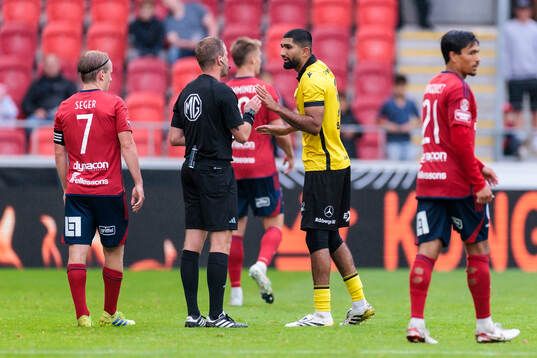 Domare Richard Sundell i samtal med Mjällbys Abdullah Iqbal