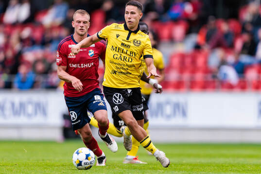 Östers Dennis Olsson och Mjällbys Nicklas Røjkjær