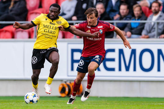 Mjällbys Uba Charles Nwokoma och Östers Tatu Varmanen