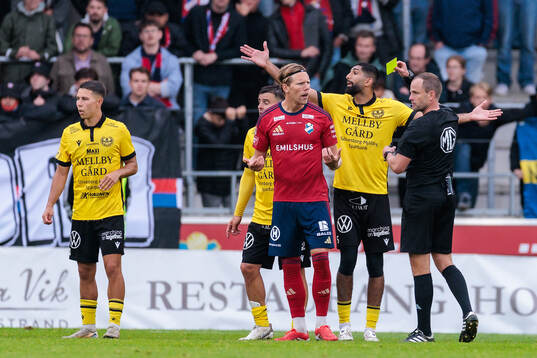 Östers Noah Söderberg tilldelas gult kort