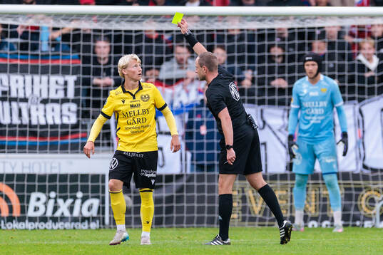 Mjällbys Romeo Leandersson tilldelas gult kort
