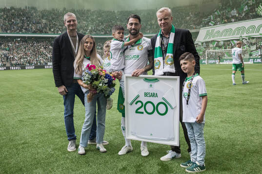 Hammarbys Nahir Besara, med sin familj och Hammarbys vd