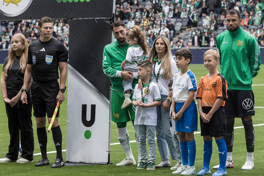 Hammarbys Nahir Besara med familj vid lineup
