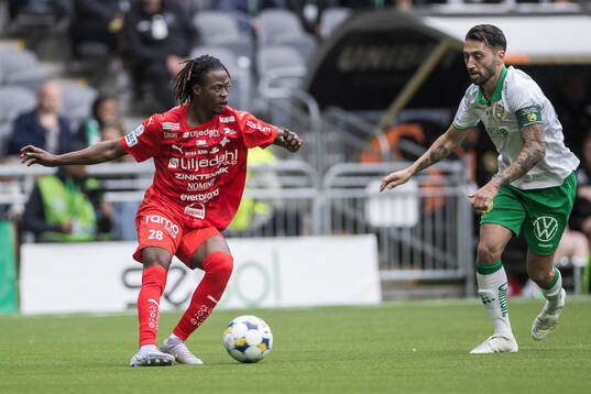 Värnamos Frank Junior Adjei  och Hammarbys Nahir Besara