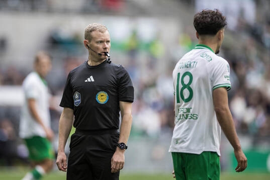 Domare Fredrik Klitte i samtal med Hammarbys Sebastian