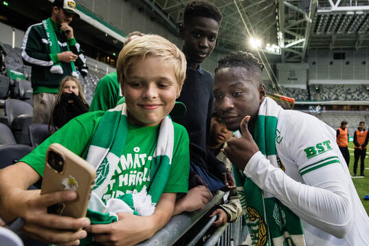 Hammarbys Moise Elohim Victoire Kabore med supportrar