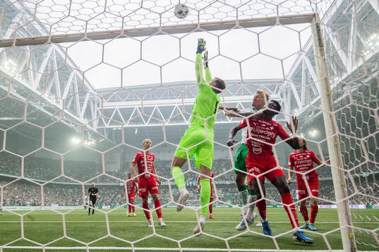 Värnamos målvakt Hugo Keto och Rufai Mohammed
