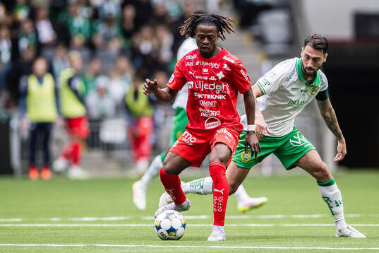 Värnamos Frank Junior Adjei och Hammarbys Nahir Besara