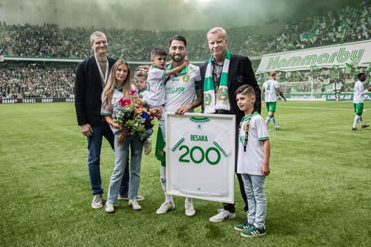 Hammarbys Nahir Besara, med sin familj och Hammarbys vd