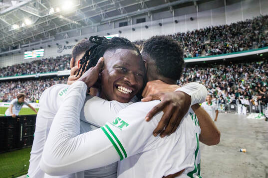 Hammarbys Moise Elohim Victoire Kabore jublar med Shaquille
