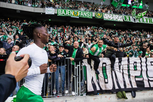 Hammarbys Moise Elohim Victoire Kabore och supportrar jublar