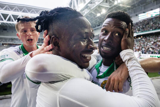 Hammarbys Moise Elohim Victoire Kabore jublar med Shaquille